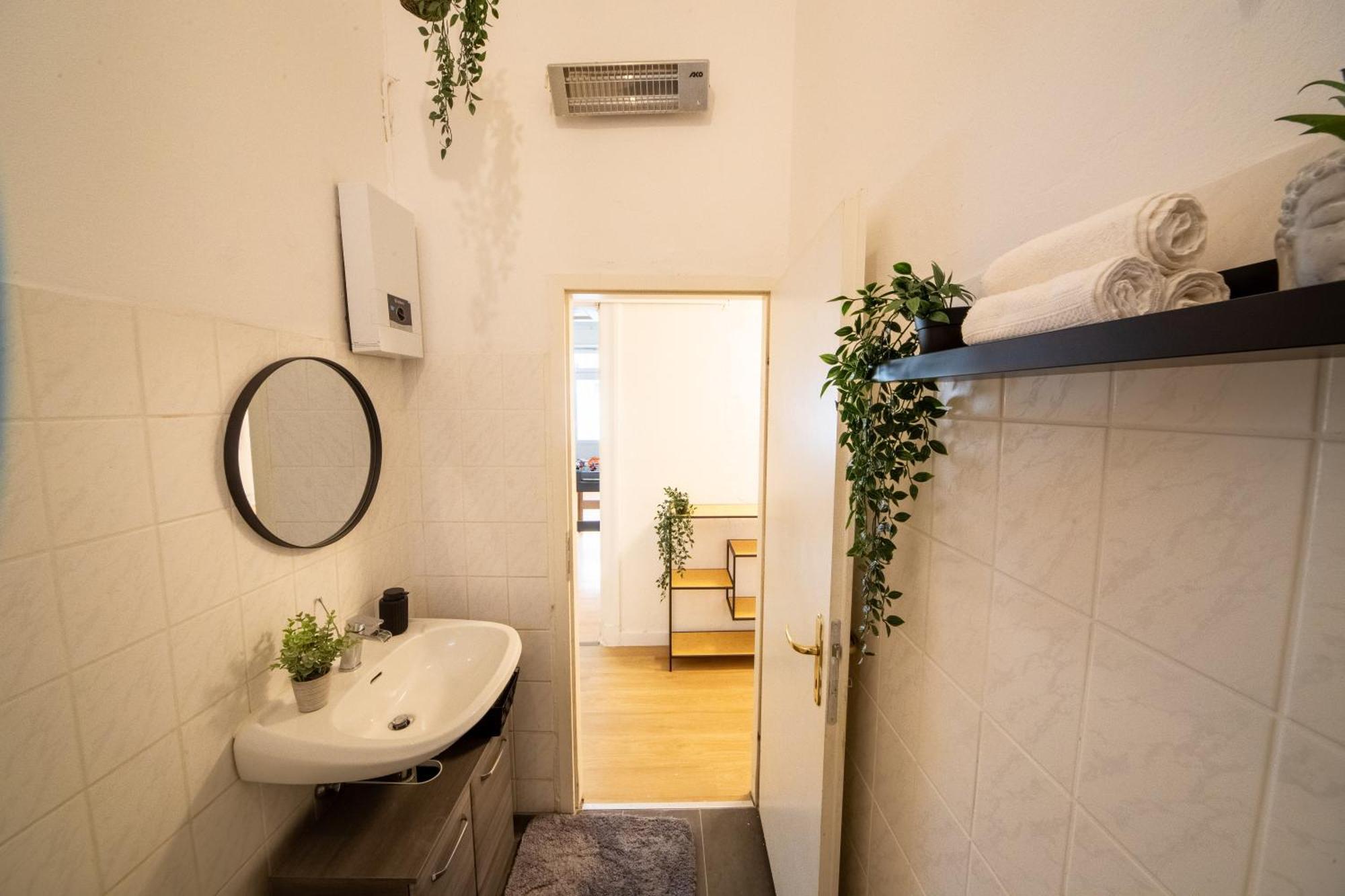 Massagesessel, King-sized Bed, Billardtisch, 2 Couches Appartement *