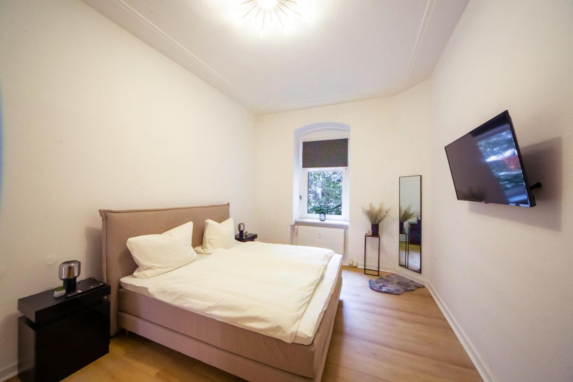 Massagesessel, King-sized Bed, Billardtisch, 2 Couches Appartement *