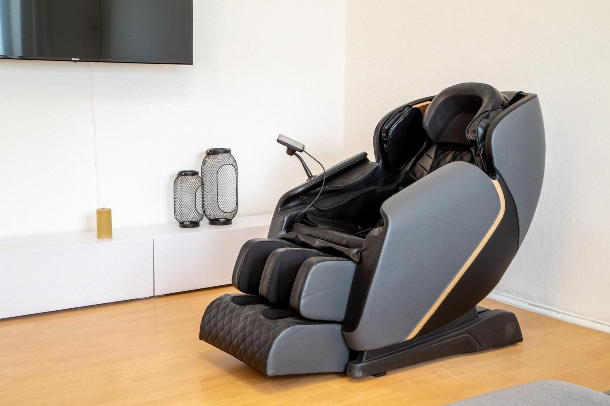 Massagesessel, King-sized Bed, Billardtisch, 2 Couches * Berlijn