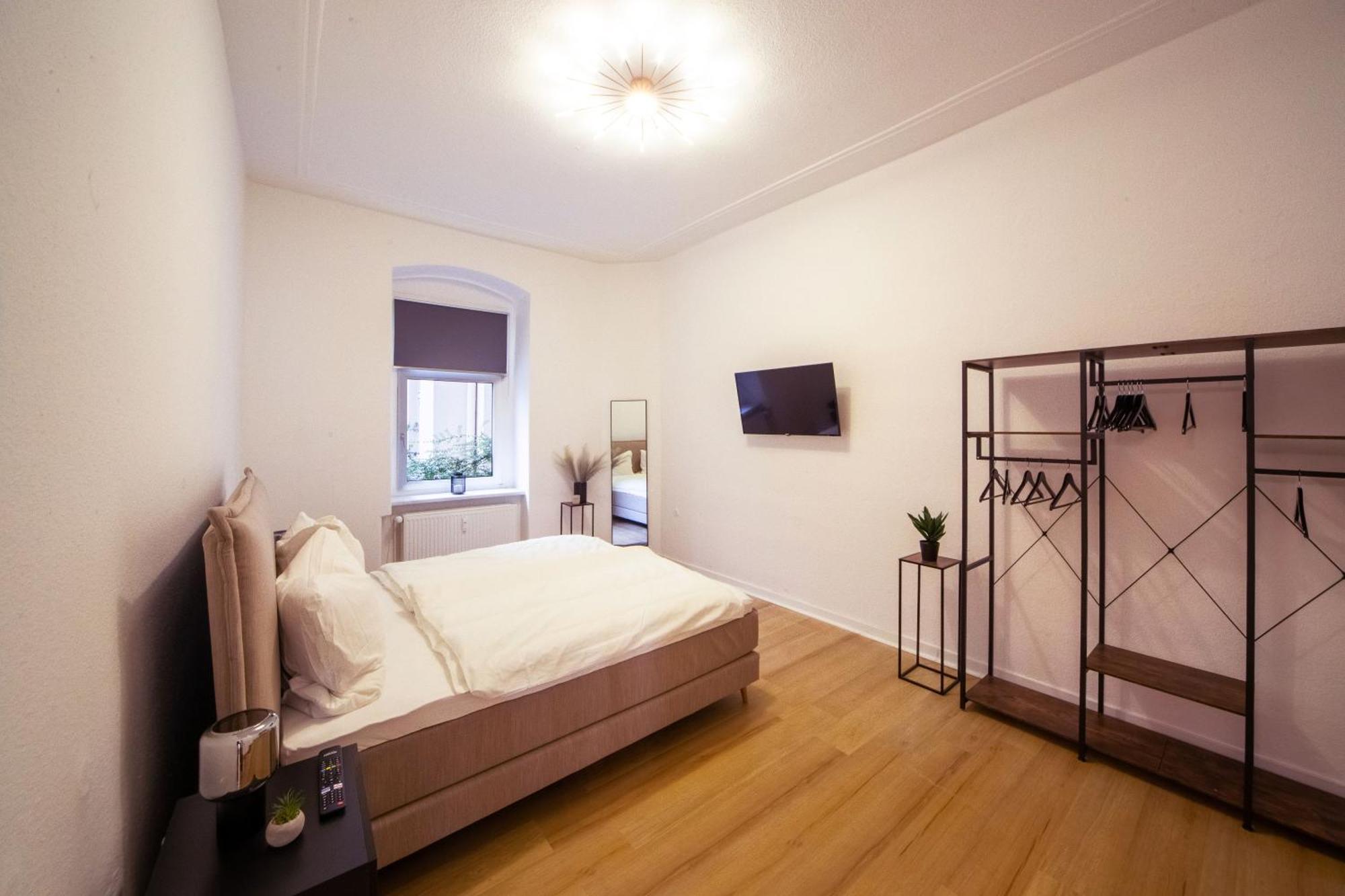 Massagesessel, King-sized Bed, Billardtisch, 2 Couches Appartement Berlijn