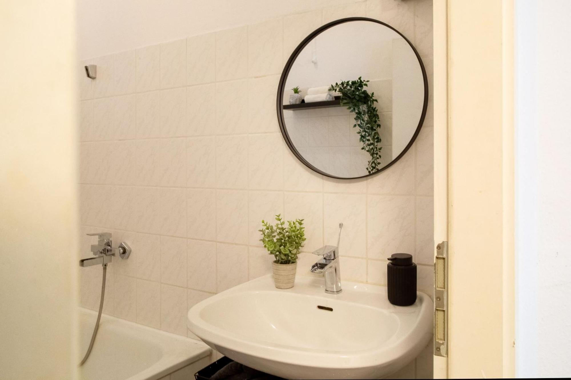 Appartement Massagesessel, King-sized Bed, Billardtisch, 2 Couches Berlijn