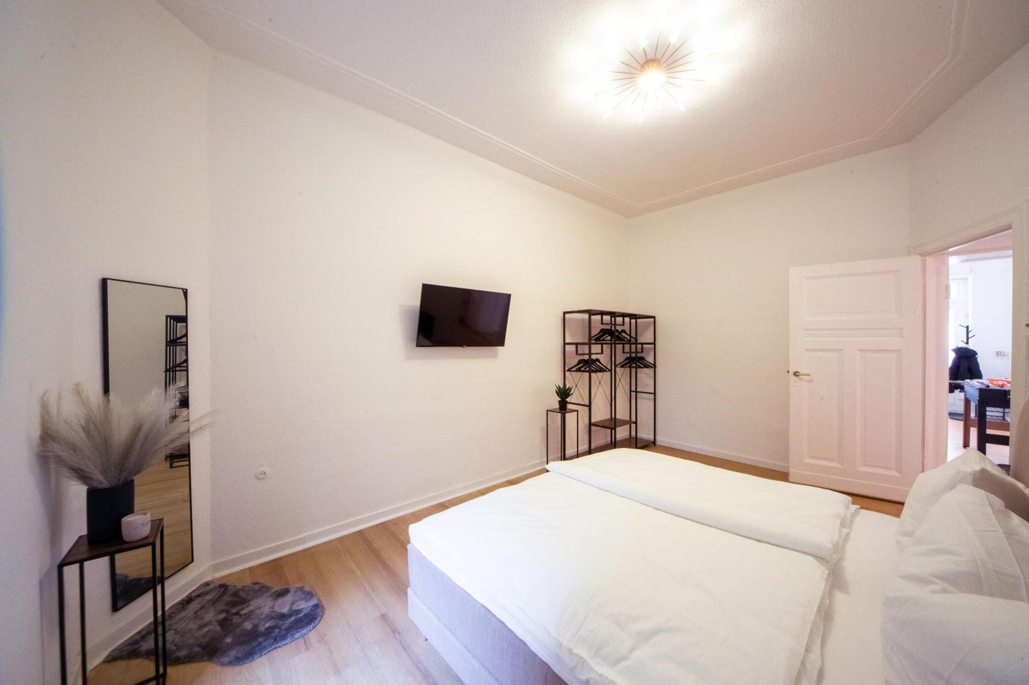 Massagesessel, King-sized Bed, Billardtisch, 2 Couches * Berlijn