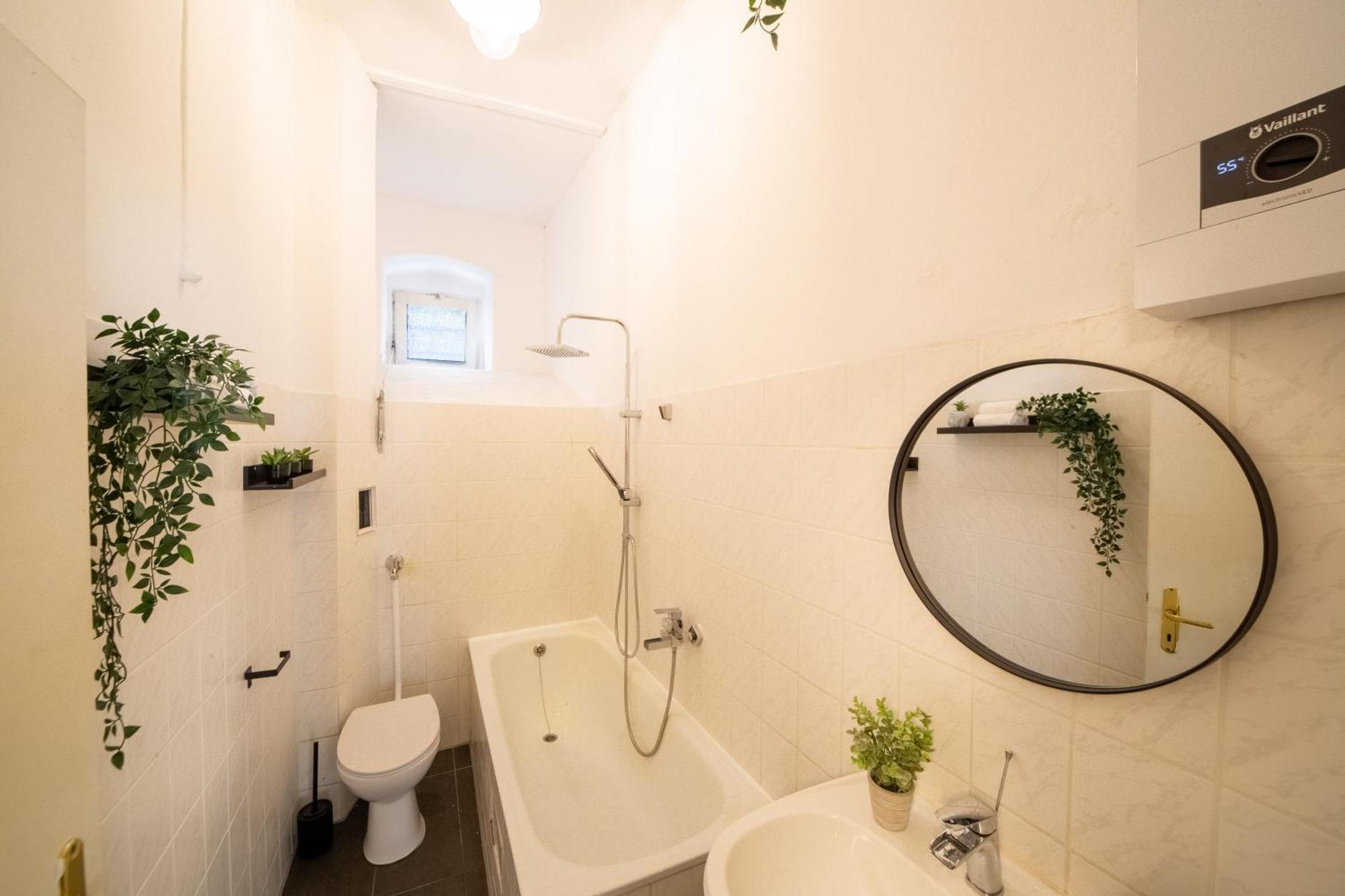 Massagesessel, King-sized Bed, Billardtisch, 2 Couches Appartement *