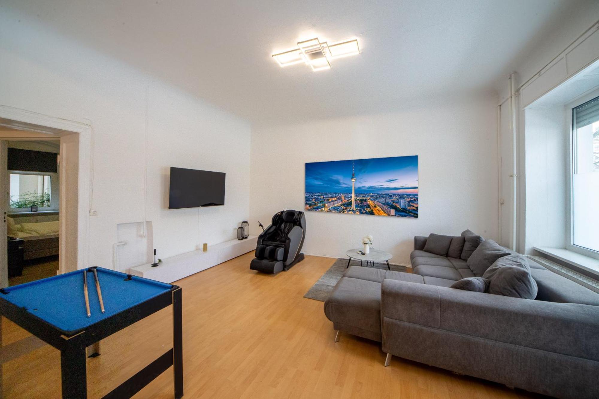 Massagesessel, King-sized Bed, Billardtisch, 2 Couches Appartement Berlijn